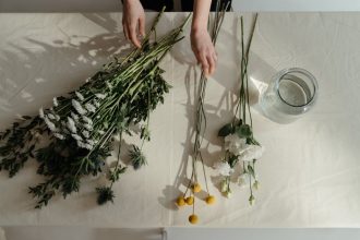 Miért nem szereti a liziantusz az örökös locsolást? – A túlöntözés titkai az évelő csodavirágoknál