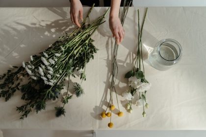 Miért nem szereti a liziantusz az örökös locsolást? – A túlöntözés titkai az évelő csodavirágoknál