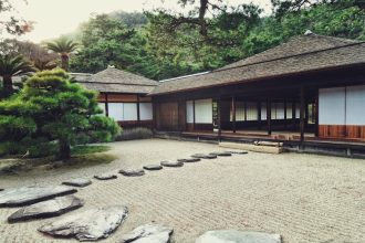 A japánkert nyugalma: egyszerű lépések a harmónia megteremtéséhez