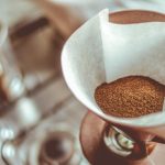 Kávézacc a kertben: Mely növényeknek ártasz vele, és hogyan előzd meg a hibákat lépésről lépésre?