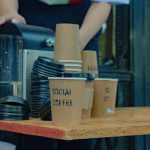 Arab kávé az ablakban: hogyan erősíti a levegő minőségét és miként gondozzuk otthon a kávécserjét?